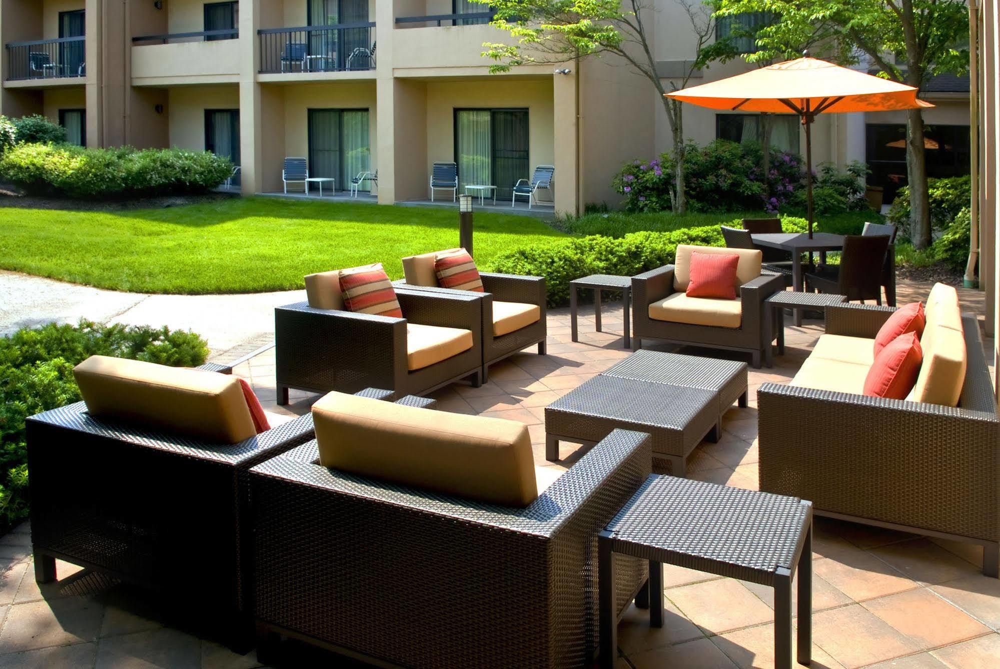 Courtyard By Marriott Lincroft Red Bank Hotel Exterior foto